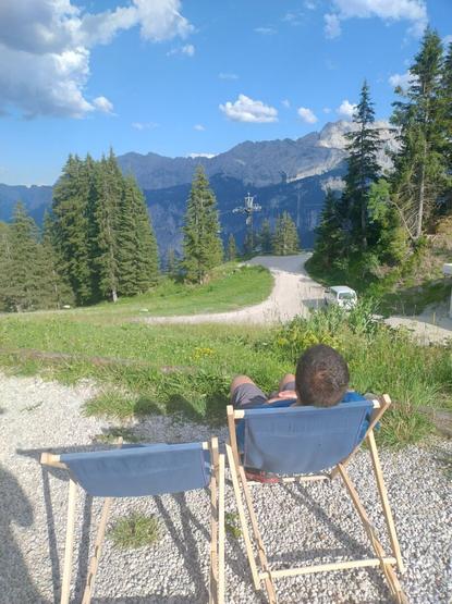 I am chilling in a sun lounger at the Kreuzeckhaus and enjoy the relaxing mountains.