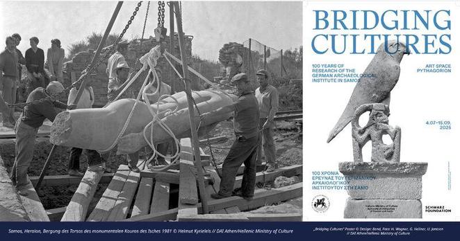 Schwarzweißfoto, das mehrere Personen zeigt, die 1981 auf Samos den Torso einer antiken Statue mit Seilen und Flaschenzug ausgraben. Rechts daneben Plakat mit Skulptur, Vogel und Text „Bridging Cultures“.