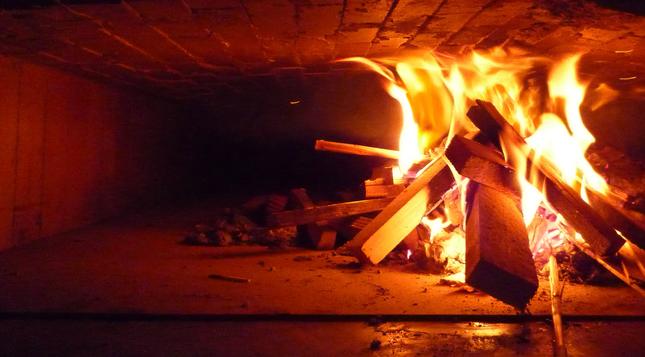 Ein Feuer in einem Holzbackofen.