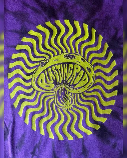 Purple tie dye t-shirt with bright yellow-geeen mushroom radiating wavy lines. The words, "Blasting Rod" form the gills of the shîtaké. 鮮やかな黄緑色のキノコが波線状に放射状に描かれている紫色のタイダイ染めTシャツ。「Blasting Rod（爆破棒）」の文字はシタケの鰓を象っています。

rockt 
silk screen print 
handmade 
chee's trick 
dıy 
ロックt 
手摺 
版画 
和室工事 
ハンドメイド 
出店 
一点物 
限定版 
ベイス 
ネットショップ