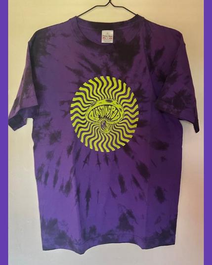 Purple tie dye t-shirt with bright yellow-geeen mushroom radiating wavy lines. The words, "Blasting Rod" form the gills of the shîtaké. 鮮やかな黄緑色のキノコが波線状に放射状に描かれている紫色のタイダイ染めTシャツ。「Blasting Rod（爆破棒）」の文字はシタケの鰓を象っています。

rockt 
silk screen print 
handmade 
chee's trick 
dıy 
ロックt 
手摺 
版画 
和室工事 
ハンドメイド 
出店 
一点物 
限定版 
ベイス 
ネットショップ