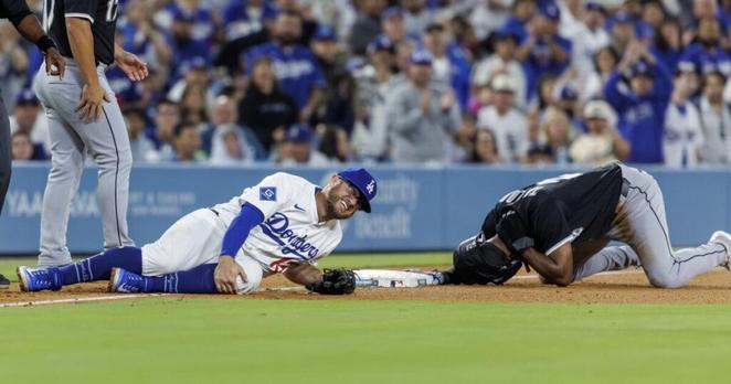 Dodgers third baseman Max Muncy heads to IL with left knee bone bruise