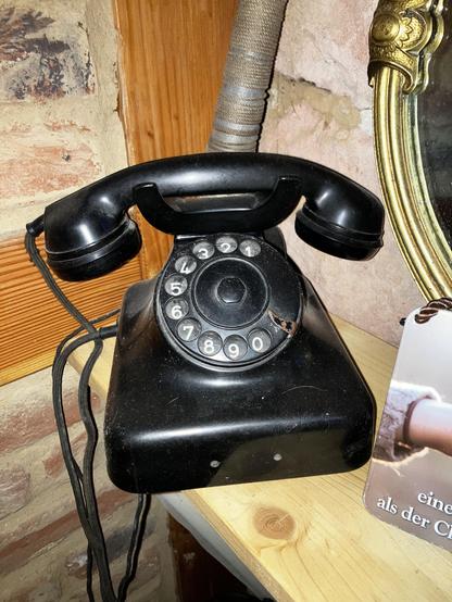 Ein altes Telefon W48 in schwarz