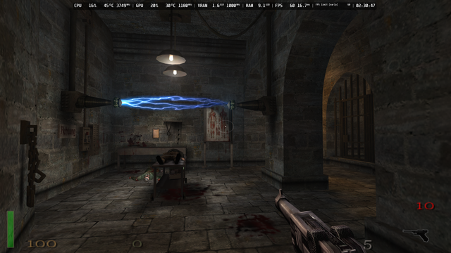 La imagen es una captura de pantalla de Return to Castle Wolfenstein, un videojuego de disparos en primera persona. Muestra al protagonista en una ambientación lúgubre dentro de un castillo, enfrentándose a elementos sobrenaturales o tecnológicos avanzados creados por los nazis, como lo indica el rayo de energía azul y el laboratorio. Texto generado con IA
