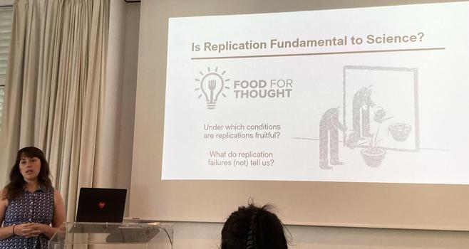 Anne presenting a slide that reads:
Is Replication Fundamental to Science?
FOOD FOR THOUGHT
Under which conditions are replications fruitful?
What do replication failures (not) tell us?