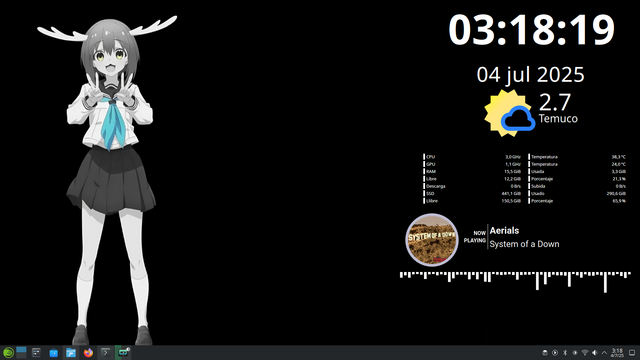 La imagen muestra un escritorio de openSUSE Tumbleweed con KDE Plasma, presentando un fondo negro con una figura de Noko Shikanoko  a la izquierda. A la derecha, se visualiza la hora (03:18:19), la fecha (04 de julio de 2025), el clima actual en Temuco (2.7°C), y estadísticas del sistema (CPU, GPU, RAM, SSD). También se observa un reproductor de música indicando la reproducción de "Aerials" de System of a Down. Texto generado con IA