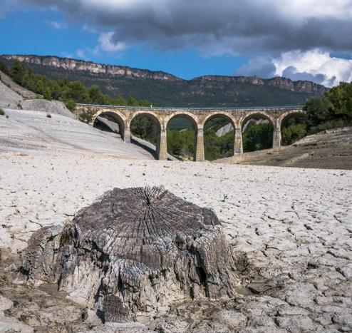 Le réservoir de Yesa en Aragon (Espagne), à deux pas d’un des sites Amazon en... 2016. On voit au fond un Aqueduc et au premier plan une étendue de terre craquelée par la sécheresse.
