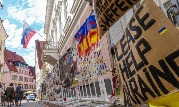Carteles antirrusos y contra la agresión de Ucrania colgados en la valla frente a la embajada de la Federación Rusa en Tallin (Estonia), el 31 de julio de 2022 (Michal Fludra / NurPhoto via Getty Images)
