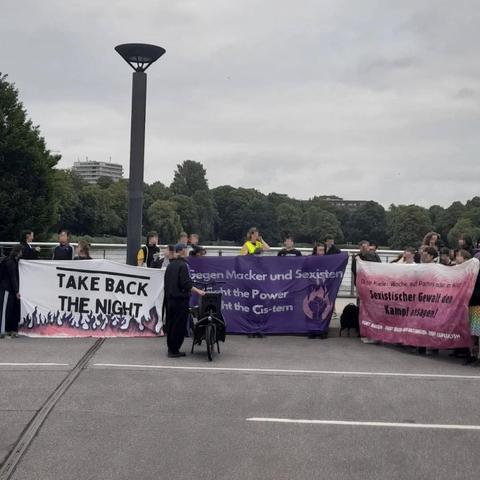Demonstration auf dem Martensdamm. Mehrere Tranpis sind zu sehen.