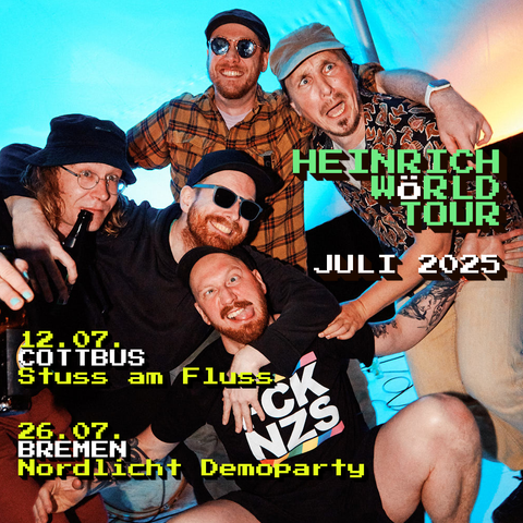 Die fünf Musiker des Das Heinrich Manöver auf der Bühne in die Kamera posierend. Darauf der Text: Heinrich Wörld Tour 2025. 12.07. Cottbus Stuss am Fluss, 26.07. Bremen Nordlicht Demoparty