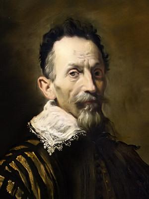 Ritratto del celebre attore Tristano Martinelli, inventore del personaggio di Arlecchino. Qui è un uomo sulla cinquantina, capelli ancora scuri ma barba e baffi brizzolati, volto magro e scavato, occhi scuri. Indossa una camicia dall'ampio collo bordato di pizzo, sopra una giacca a righe gialle e verdi.