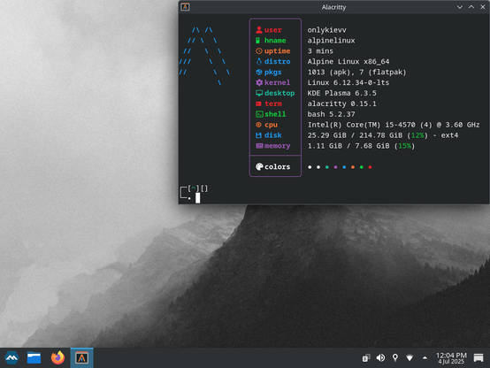 La imagen muestra un escritorio de Linux Alpine con entorno KDE Plasma y el emulador de terminal Alacritty abierto.
En la terminal se visualizan detalles del sistema, como CPU, memoria, disco y versión del sistema operativo.
El fondo es una imagen en escala de grises de montañas y la barra inferior muestra accesos directos y la hora.
