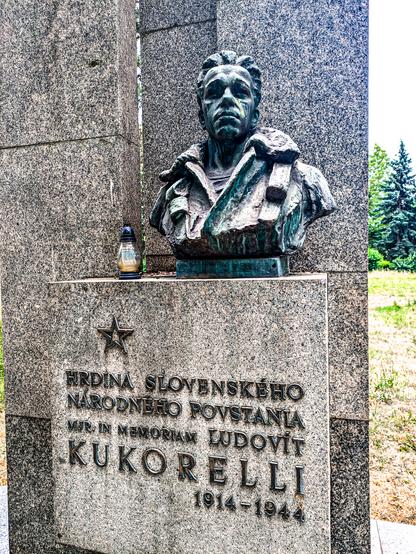 A monument with the bust of a man