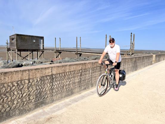 Tristan près de la mer, avec un carrelet