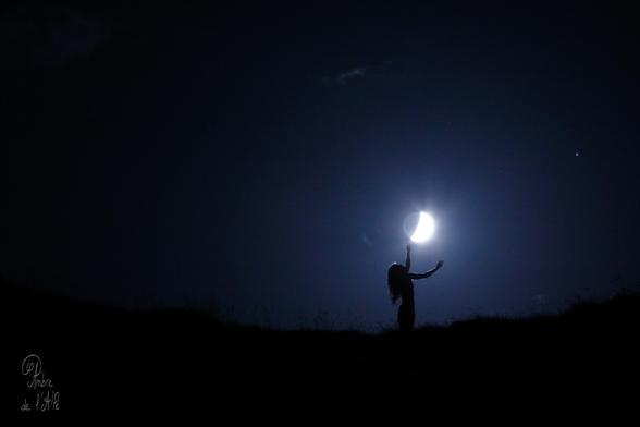 Toujours viser la Lune !

Comme ça, parait-il, on au pire on atterrit dans les étoiles...

« Marcher la nuit. Voir le chemin, se matérialiser... au fil de l'éclairage. Le voir prendre vie, quand les ombres se meuvent... ou ne pas le voir du tout, simplement le deviner, le sentir sous ses pieds. Caillou après caillou ; rocher après rocher. Sentir les effluves chauds... regarder là-haut, les étoiles danser. » (petite impression soufflée mot pour mot à mon appareil photo, dans la descente...)

Copyright : Ambre de l'AlPe