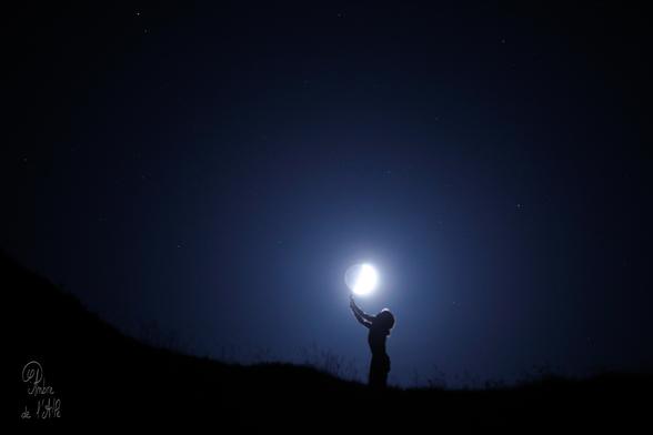Toujours viser la Lune !

Comme ça, parait-il, on au pire on atterrit dans les étoiles...

« Marcher la nuit. Voir le chemin, se matérialiser... au fil de l'éclairage. Le voir prendre vie, quand les ombres se meuvent... ou ne pas le voir du tout, simplement le deviner, le sentir sous ses pieds. Caillou après caillou ; rocher après rocher. Sentir les effluves chauds... regarder là-haut, les étoiles danser. » (petite impression soufflée mot pour mot à mon appareil photo, dans la descente...)

Copyright : Ambre de l'AlPe