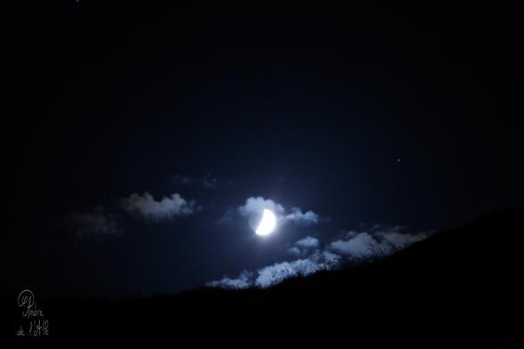 Toujours viser la Lune !

Comme ça, parait-il, on au pire on atterrit dans les étoiles...

« Marcher la nuit. Voir le chemin, se matérialiser... au fil de l'éclairage. Le voir prendre vie, quand les ombres se meuvent... ou ne pas le voir du tout, simplement le deviner, le sentir sous ses pieds. Caillou après caillou ; rocher après rocher. Sentir les effluves chauds... regarder là-haut, les étoiles danser. » (petite impression soufflée mot pour mot à mon appareil photo, dans la descente...)

Copyright : Ambre de l'AlPe