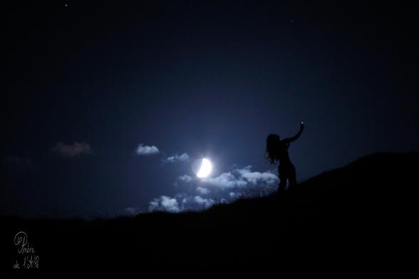 Toujours viser la Lune !

Comme ça, parait-il, on au pire on atterrit dans les étoiles...

« Marcher la nuit. Voir le chemin, se matérialiser... au fil de l'éclairage. Le voir prendre vie, quand les ombres se meuvent... ou ne pas le voir du tout, simplement le deviner, le sentir sous ses pieds. Caillou après caillou ; rocher après rocher. Sentir les effluves chauds... regarder là-haut, les étoiles danser. » (petite impression soufflée mot pour mot à mon appareil photo, dans la descente...)

Copyright : Ambre de l'AlPe