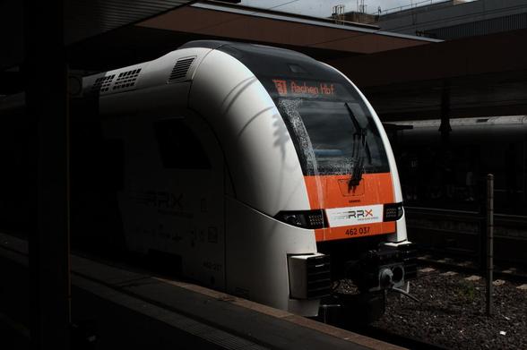 a white-grey-orange RRX BR462 standing in düsseldorf central station during the day