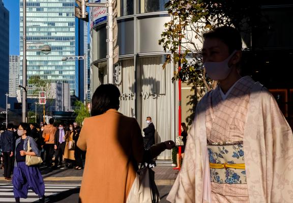 Quimono que sobresurt de la línia de l'ombra als carrers de Ginza (Tòquio)