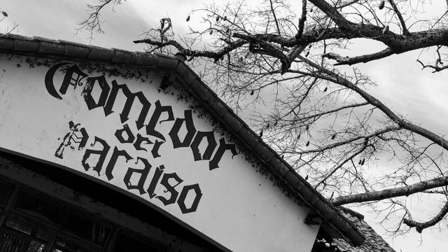 una contrucción macabra que dive en su fachada "comedor del paraíso".