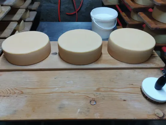 Käsebrett mit drei Käse auf einem Tisch.
