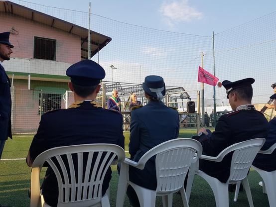 Le maire de #SanFerdinando, commune de #Calabre tristement connue pour sa #baraccopoli (habitat informel où survivent des #migrants exploités dans l'agriculture), le fondateur de la coopérative Della terra contadinanza necessaria, les forces de l'ordre et le #drapeau de #Libera, association qui depuis 30 ans lutte contre la #mafia. Photo: Cristina Del Biaggio, 4 juillet 2025.