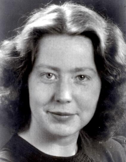 Zwart-Wit Foto van Hannie Schaft. Een glimlachende jonge vrouw met indingende blik kijkt recht in de camera.