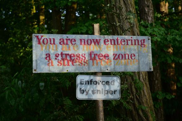 Schild: "You are now entering a stress free zone"
darunter Schild: "Enforced by sniper"