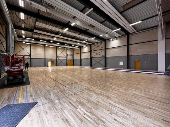 Helt ny hal med en lift på køre plader. I baggrunden ses en trampolin i 2/3 hallen længde som er integreret i gulvet.