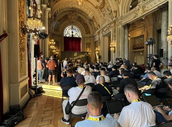 La conférence de presse des favoris du Tour de France 2025, organisée au sein de l'opéra de Lille, le 3 juillet 2025. - Photo : Grégory Ienco