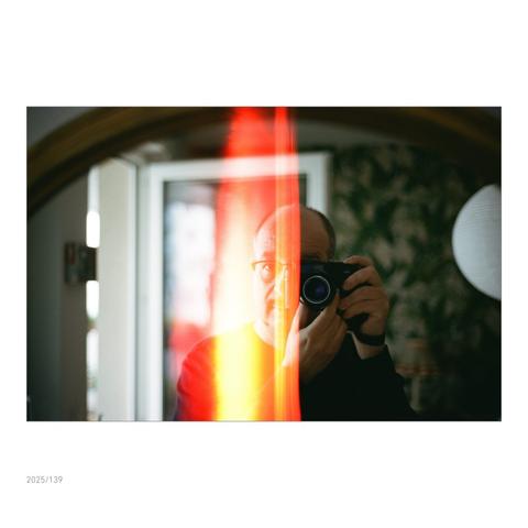 Selfie vor dem Wohnzimmerspiegel mit Lightleak in der Mitte des Frames.