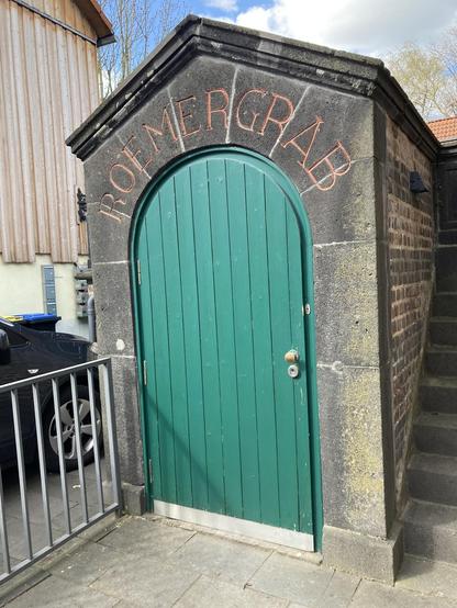 Eingangstür zum Römergrab in Köln-Weiden