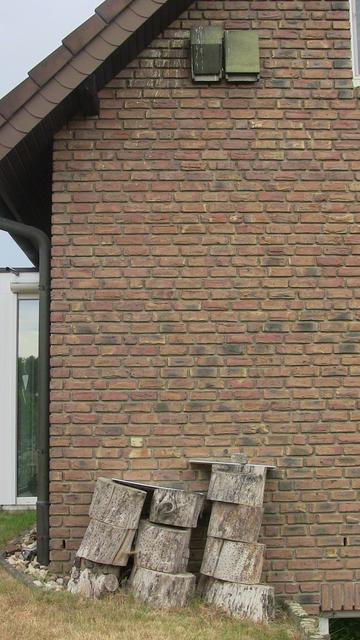 Zwei Fledermauskästen unterschiedlicher Bauform an Klinkerwand - ca. in Höhe Fenster 1. Stock