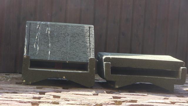 Zwei Fledermauskästen von unten