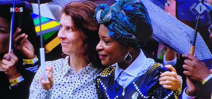 Esther Ouwehand houdt Sylvana Simons stevig vast op het moment dat Koning Willem-Alexander excuses aanbiedt voor het Nederlandse slavernijverleden, 1 juli 2023