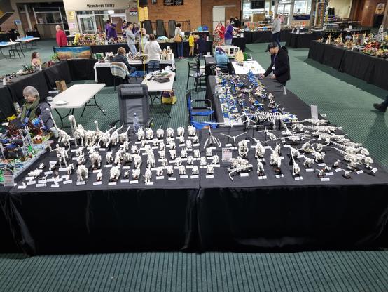 A table with almost 100 lego fossils.