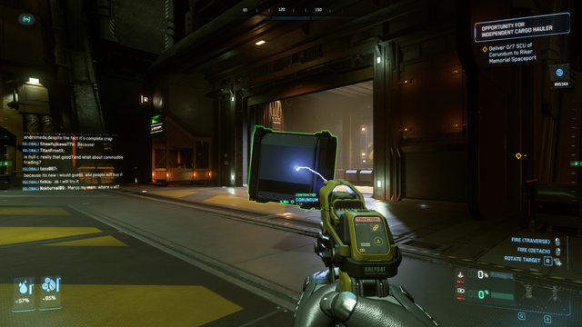 Mi personaje usando una pistola multitool con rayo tractor en el hangar para mover una caja pesada de corindón para meterla en el contenedor de la nave espacial.