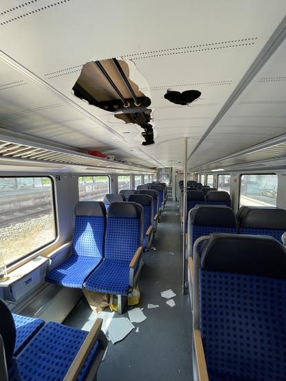 Ein kaputtgeschlagener Innenraum eines Zugwaggons.