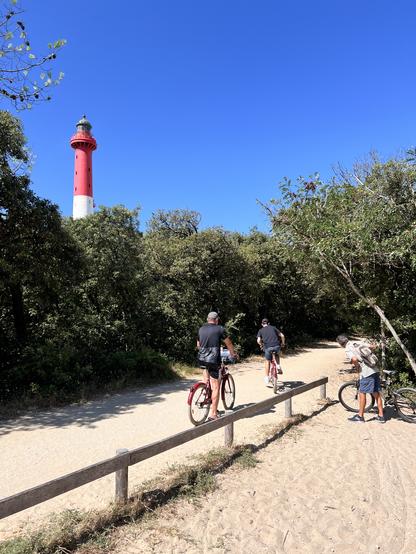 Des cyclistes admirent le phare