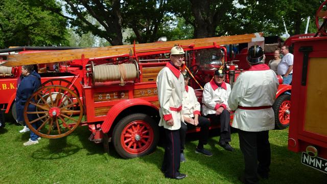 Satavuotias paloauto ja sedät wanhoissa tamineissa