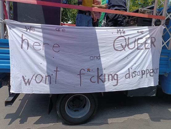 ein wanna an einem Transporter mit der Schrift we are here we are queer and won't fucking disappear