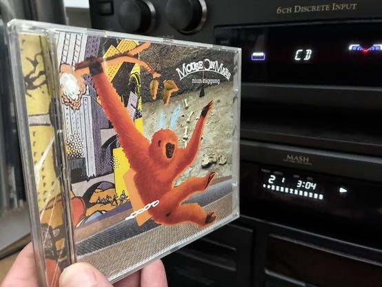 Mouse on Mars' album "niun niggung" playing on my CD player.