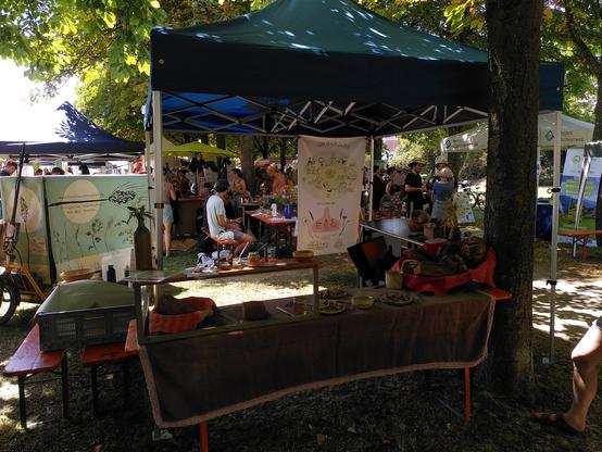 Unser Stand auf dem Agrikulturfestival. Im Vordergrund Brote zum Probieren, hinten ein Schaubild, dass unsere Arbeitsweise erklärt.