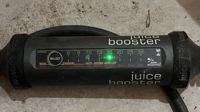 Abbildung eines einstellbaren Ladekabels von 6 über 8, 10, 13, 16 (da leitet aktuell eine grüne LED), 20, 25 bis 32 Ampere. Markenname: juice booster