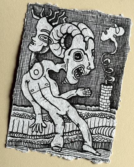 monochrome, abstrakte Zeichnung mit Pigmentliner; DINA 6; ein humanoider Körper in gebogener Haltung mit zwei Köpfen: einer mit Widderhörnern, verzerrtem Gesichtsausdruck und aufgerissenem Mund; der andere wirkt fragmentiert, hat ein zu großes Auge und aus seinem Kopf kommen schlangenartige Gestalten;  auf der rechten Seite, etwas weiter hinten steht ein gemauerter Zylinder, aus dem an einer Spirale ein weiterer Kopf herausgeschleudert wird; der Hintergrund besteht aus abstrakten Mustern und Formen, die eine Landschaft andeuten;