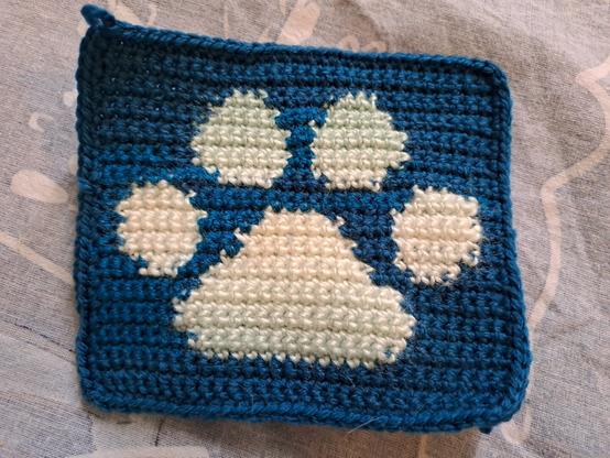 Carré au crochet : fond bleu, empreinte de patte blanc et bleu clair