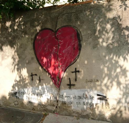 répare ce que tu peux réparer et profites  de ce qu'il reste. #messageacaractereinformatif #graffiti #streetart #marseille #anarchie // #streetphotography #photographiederue // #phone #nofilter