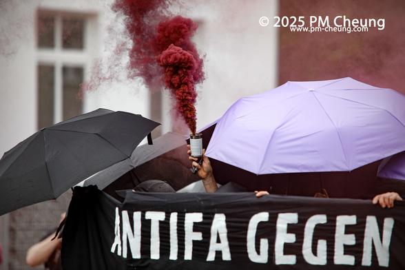 Während der Demonstration werden - zum Missfallen der Polizei - immer wieder Rauchtöpfe gezündet.