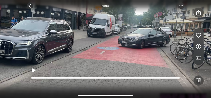 Reine Exklusive Zentralstes #Fahrradstrasse - Alles Lieferverkehr , sonst würde die Polizei Maßnahmen ergreifen um Den illegalen MKV zu unterbinden